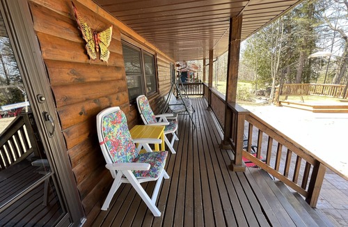 Lafontaine House | Luxury Log Cabin with work spaces, generator and car charger
