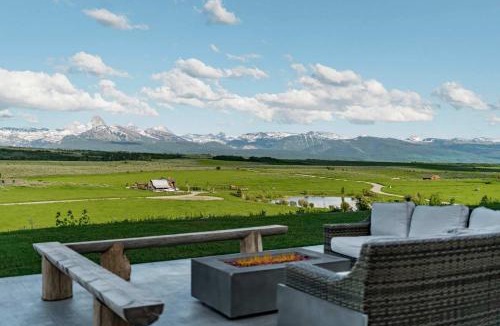 Tetonia House | Luxury Log Cabin Epic Views Hot Tub