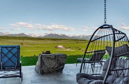 Tetonia House | Luxury Log Cabin Epic Views Hot Tub