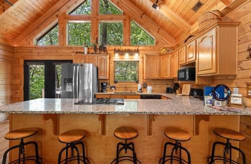 Ridgedale Cabin | Luxury Log Cabin Near Thunder Ridge Pvt Fenced Yard & HotTub Billiards EV Car Charger Free Tickets