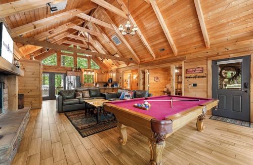 Ridgedale Cabin | Luxury Log Cabin Near Thunder Ridge Pvt Fenced Yard & HotTub Billiards EV Car Charger Free Tickets