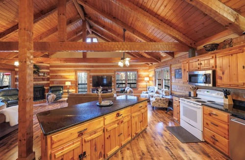 Hot Springs Village Cabin | Luxury Log Cabin | Sleeps 13 | 2 King Suites