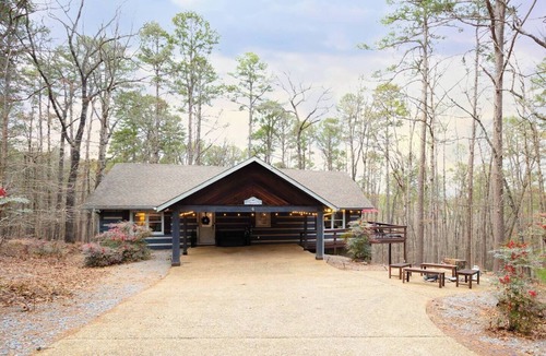 Hot Springs Village Cabin | Luxury Log Cabin | Sleeps 13 | 2 King Suites