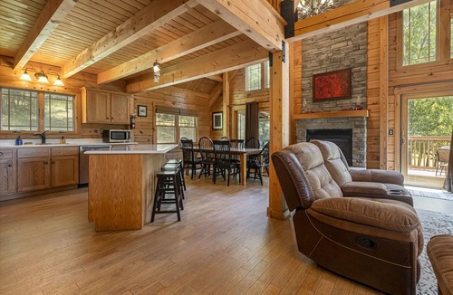 Carbondale Cabin | Luxury Log Cabin w/Hot Tub Near Carbondale