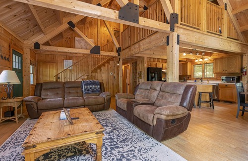 Carbondale Cabin | Luxury Log Cabin w/Hot Tub Near Carbondale