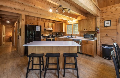 Carbondale Cabin | Luxury Log Cabin w/Hot Tub Near Carbondale