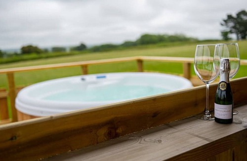 Stone in Oxney Cabin | Luxury Log Cabin with a Hot Tub