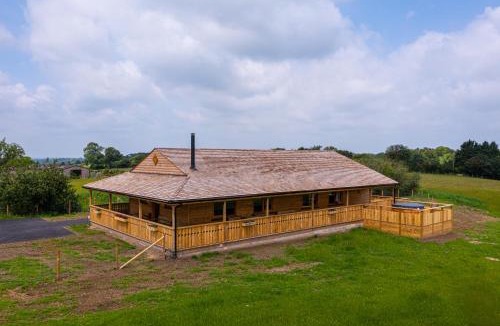 Stone in Oxney Apartment | Luxury Log Cabin with a Hot Tub