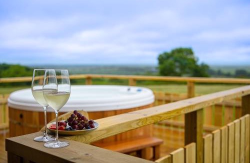 Stone in Oxney Apartment | Luxury Log Cabin with a Hot Tub