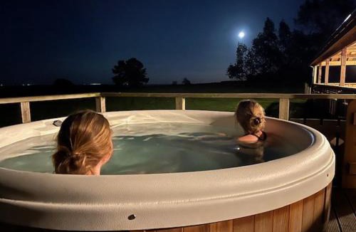 Stone in Oxney Apartment | Luxury Log Cabin with a Hot Tub