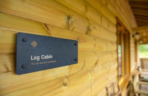 Stone in Oxney Apartment | Luxury Log Cabin with a Hot Tub