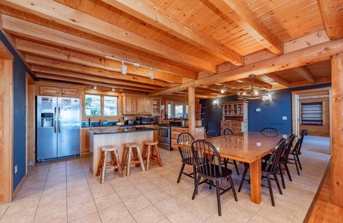 Mountainside House | Luxury Log Chalet Overlooking Deep Creek w/Hot Tub