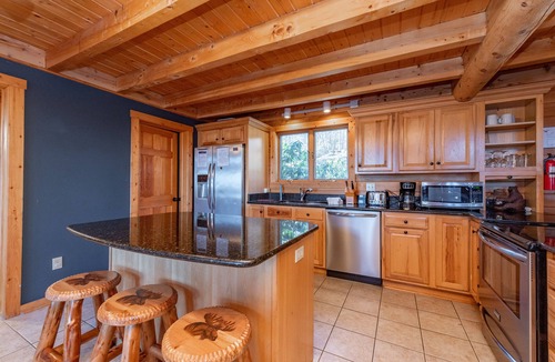 Mountainside House | Luxury Log Chalet Overlooking Deep Creek w/Hot Tub
