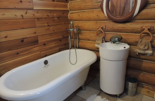 Glen Huron Cottage | Luxury Log Cottage & Sauna On Private Trout Lake