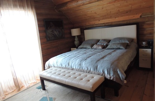 Glen Huron Cottage | Luxury Log Cottage & Sauna On Private Trout Lake