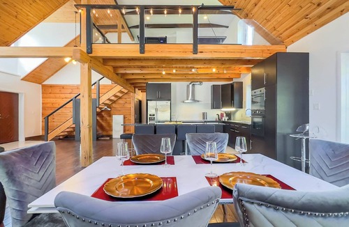 Bayfield Cottage | Luxury Log Retreat, King Bed, Games Room
