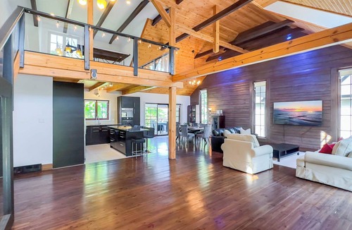 Bayfield Cottage | Luxury Log Retreat, King Bed, Games Room