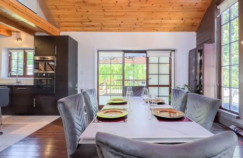 Bayfield Cottage | Luxury Log Retreat, King Bed, Games Room
