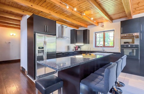 Bayfield Cottage | Luxury Log Retreat, King Bed, Games Room