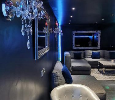 Chelles House | Luxury & Love - Indoor Swimming Pool & Cinema Room