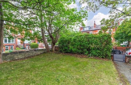 Leeds Apartment | Luxury Lower-Level Two Bed Apt