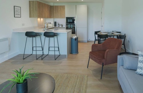 Cheadle Apartment | Luxury Manchester Apartment - Blue