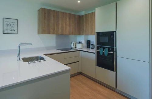Cheadle Apartment | Luxury Manchester Apartment - Blue