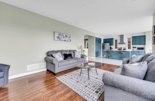 Thorold House | Luxury Mansion with Chefs Kitchen by Niagara Falls