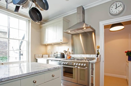St. Johns Wood Apartment | Luxury Marylebone Flat with Private Garden!