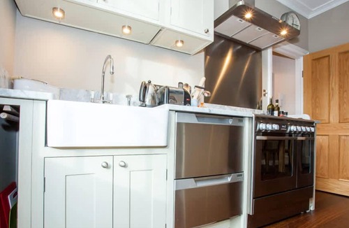 St. Johns Wood Apartment | Luxury Marylebone Flat with Private Garden!