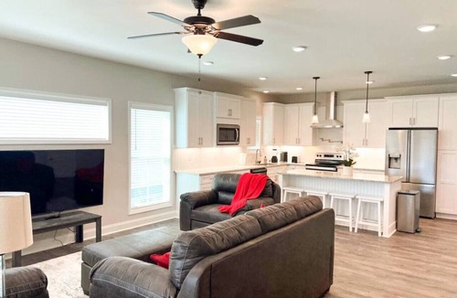 Augusta House | Luxury Medical District Home, EV Charger, Gated #5