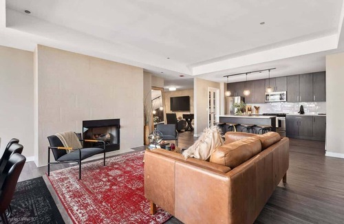 Rush and Division Apartment | Luxury Meets Fun: Downtown PH w/Private Game Room