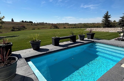 White City House | "Luxury Meets Nature: Trendy 2-Bedroom Studio in Scenic Oasis