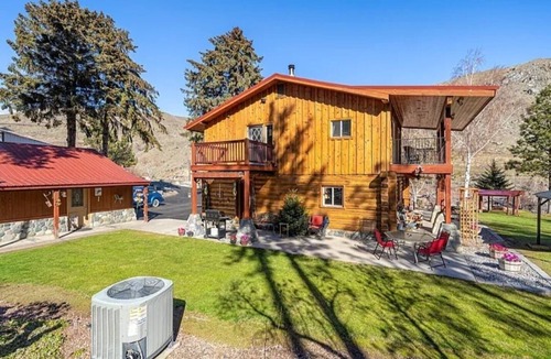 Pateros House | Luxury Methow River Retreat