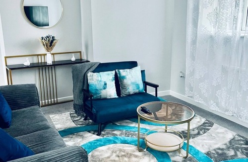 Wainscot Apartment | Luxury Mini Penthouse, Strood