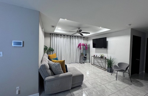Donna House | Luxury Mint Entire Home 3bd -2 bath