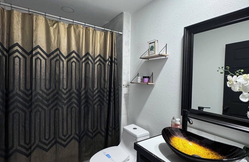 Donna House | Luxury Mint Entire Home 3bd -2 bath