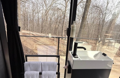 Mountainburg House | Luxury Mirror Cabin with Lake View - Storm