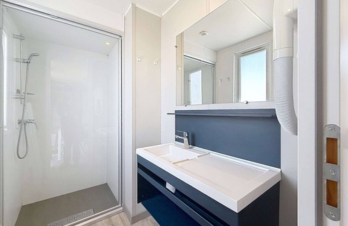 Jullouville-les-Pins House | Luxury Mobile Home, 3BR, Near Beach, Heated Pool, Gym, WiFi