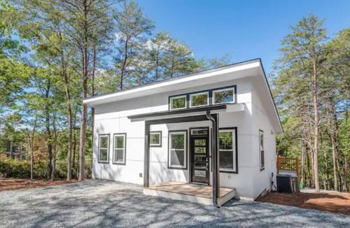 Lake Lure House | Luxury Modern 2BR+Loft Cabin near Chimney Rock!