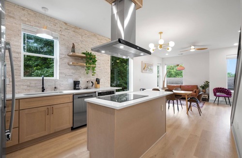 Charlotte Park House | Luxury modern 3bd/3ba, sauna, EV charger, 15mi BNA 7mi Broadway 6mi Vandy