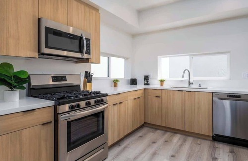Westlake House | Luxury Modern 3BR Retreat | Sleeps 8!