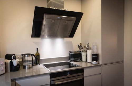 Leigh-on-Sea Apartment | Luxury modern Apt with parking on Leigh Broadway