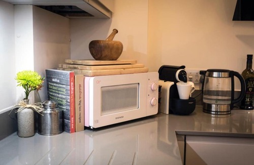 Leigh-on-Sea Apartment | Luxury modern Apt with parking on Leigh Broadway