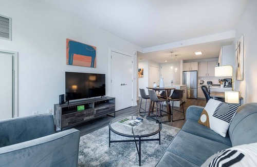 Downtown Apartment | Luxury Modern Apt with Pool