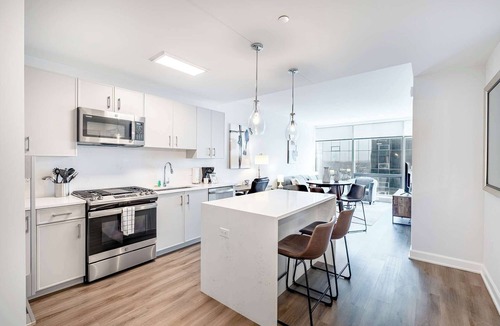 Downtown Apartment | Luxury Modern Apt with Pool