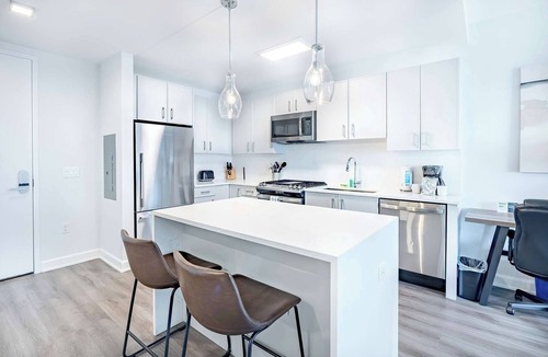 Downtown Apartment | Luxury Modern Apt with Pool