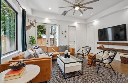 Govalle House | Luxury Modern Comfort with Private Heated Pool