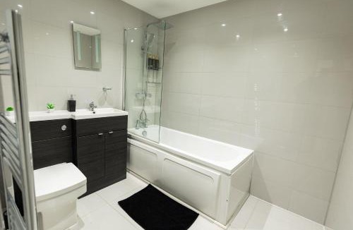 Wolverhampton Apartment | Luxury Modern Flat In Wolverhampton- Garden Views