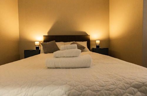 Wolverhampton Apartment | Luxury Modern Flat In Wolverhampton- Garden Views